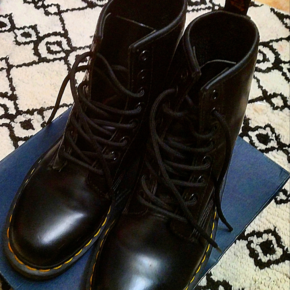 DR.Marten's  Black Boots  Pre-Owned -EUC - SIZE 7 in women's
